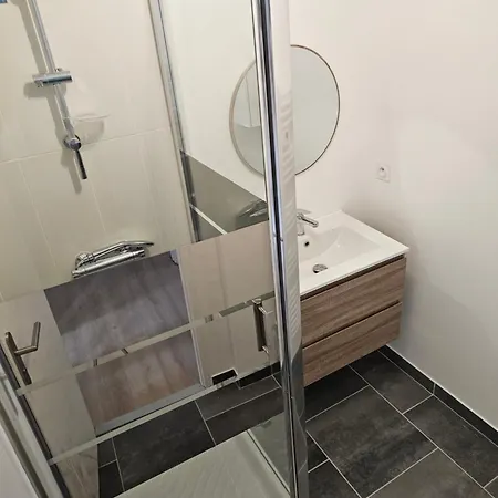 Le Charme Du Sanctuaire 8 Couchages 400m De La Grotte 卢德